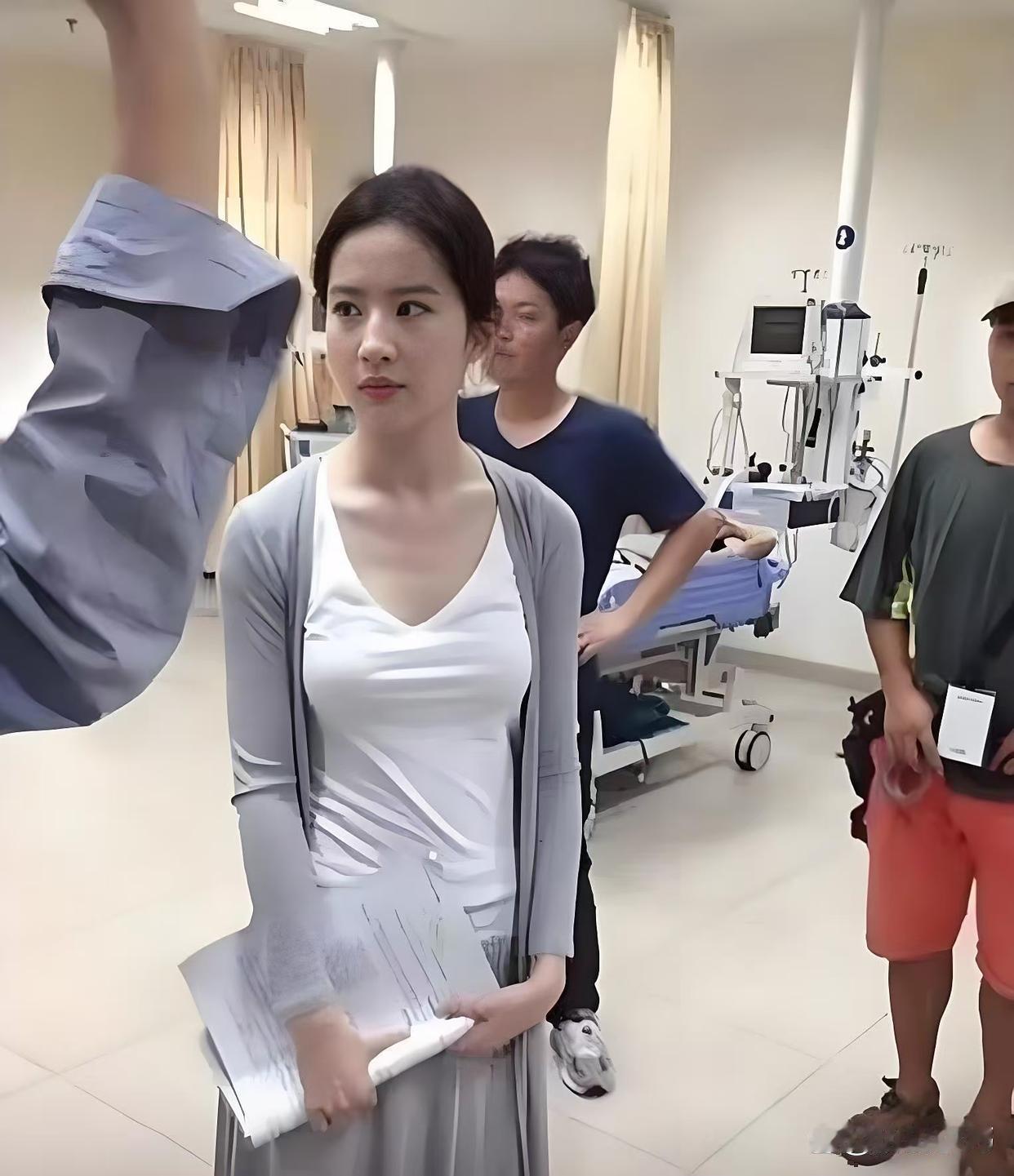 刘亦菲私下超爱素颜，出门基本都是纯素颜状态，卸了妆你还会粉吗？反正我先粉为敬！