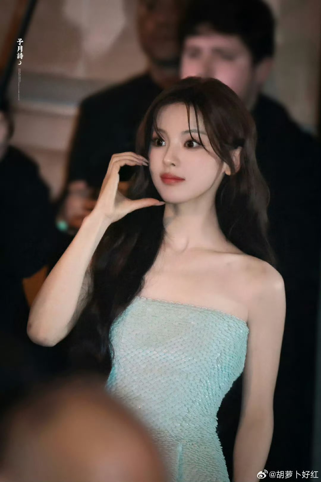 杨超越抹胸鳞片裙完全老天赏饭吃的美貌