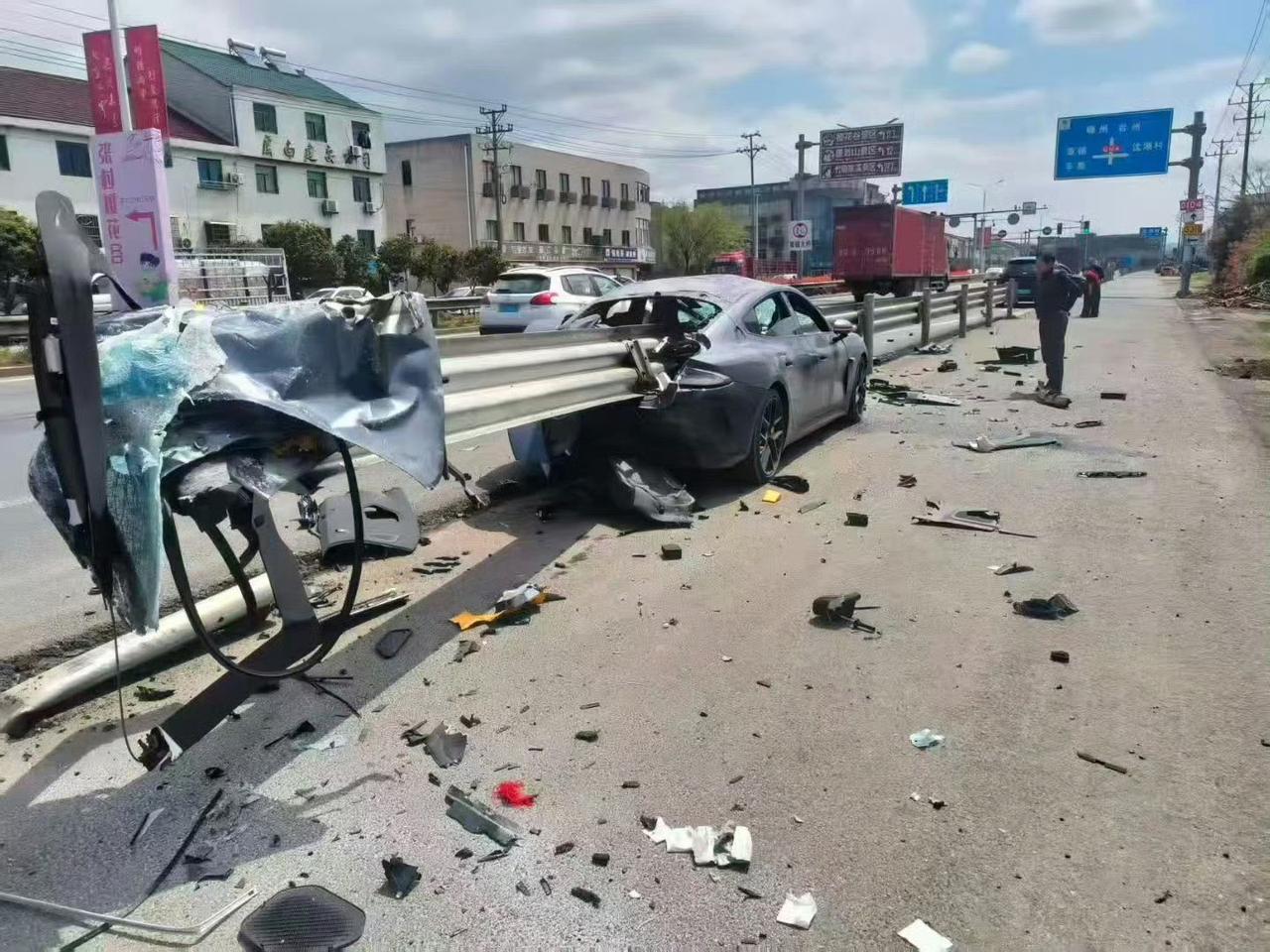 仔细看了一下撞击角度，人应该没事更值得庆幸的是，没有起火燃烧总体来说，是辆好