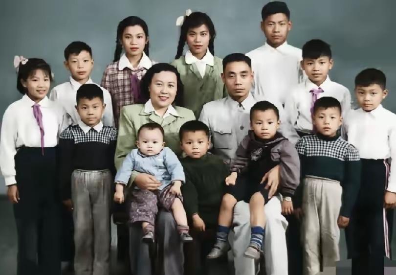 开国将军全家福，一共生了12个孩子，周总理笑称他家是“航空母舰，毛主席也戏称