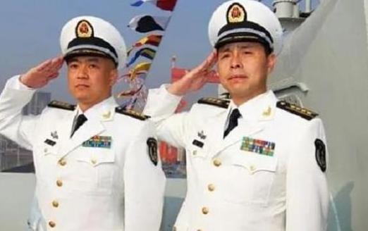 军队有了政委，为何还要政治部主任？是不是重复了？政委和政治部主任，都是我军非