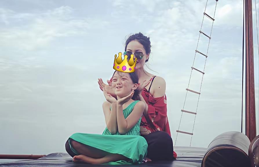 李亚鹏成功翻身了王菲和海哈金喜也收获了海量流量据传海哈金喜直播间约有四万多粉