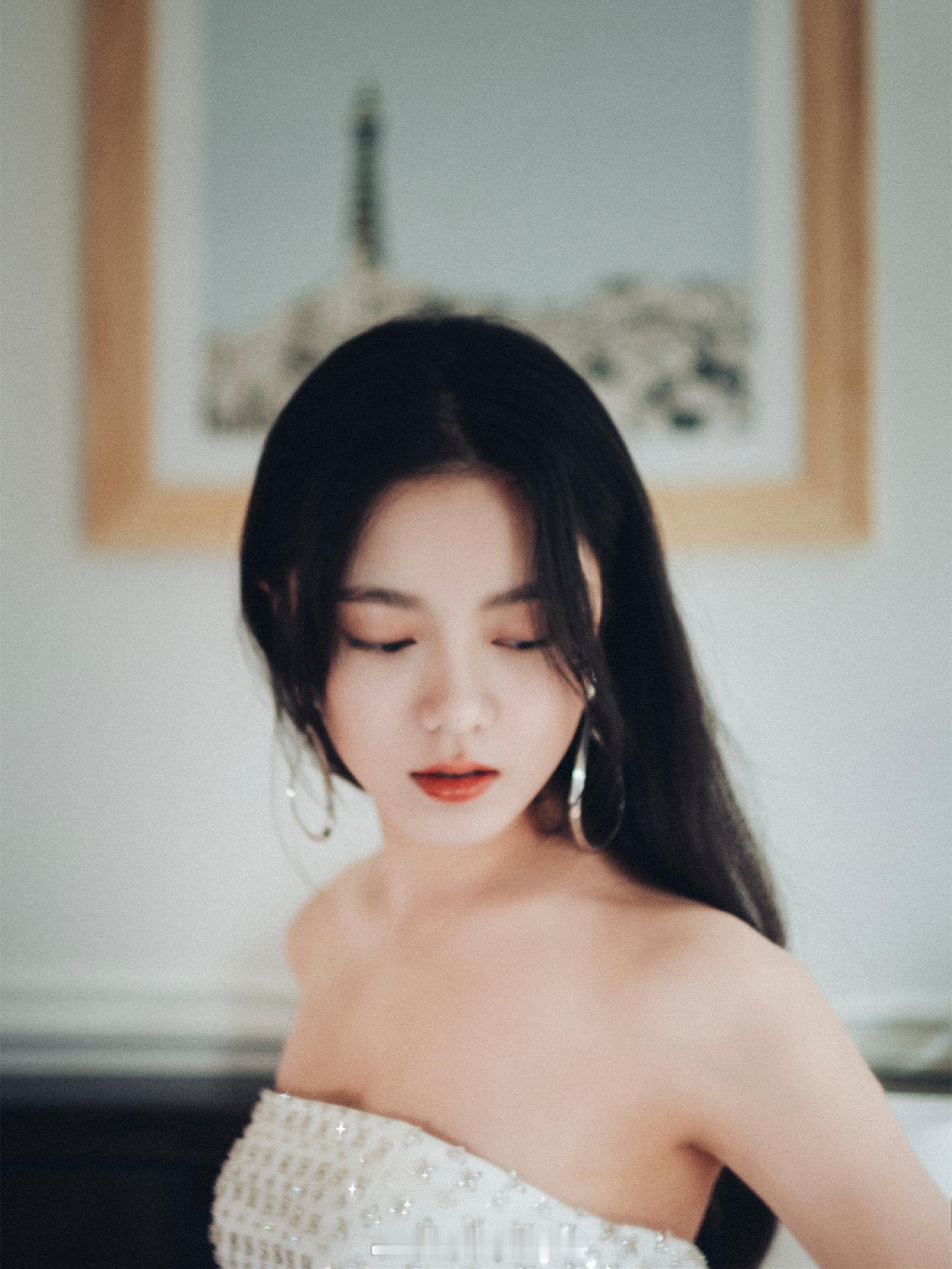赵今麦白色吊带抹胸长裙造型​​​