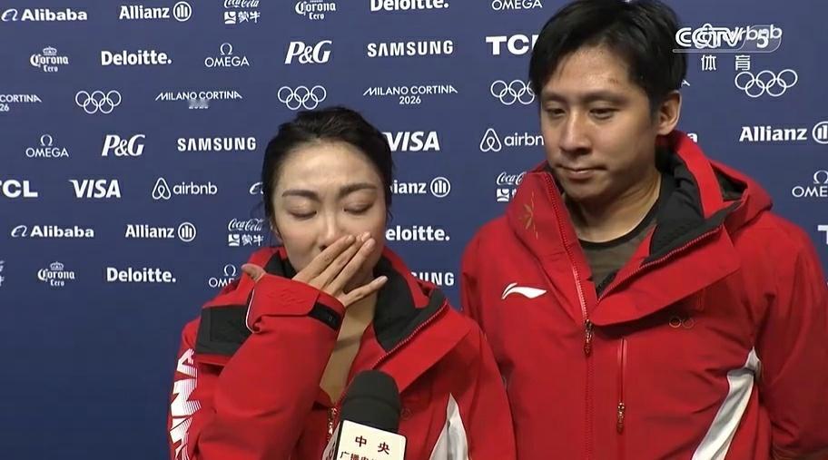 曾经登上奥运会最高领奖台的/完成了米兰冬奥会首秀，在花样滑冰团体赛双人滑短节目的