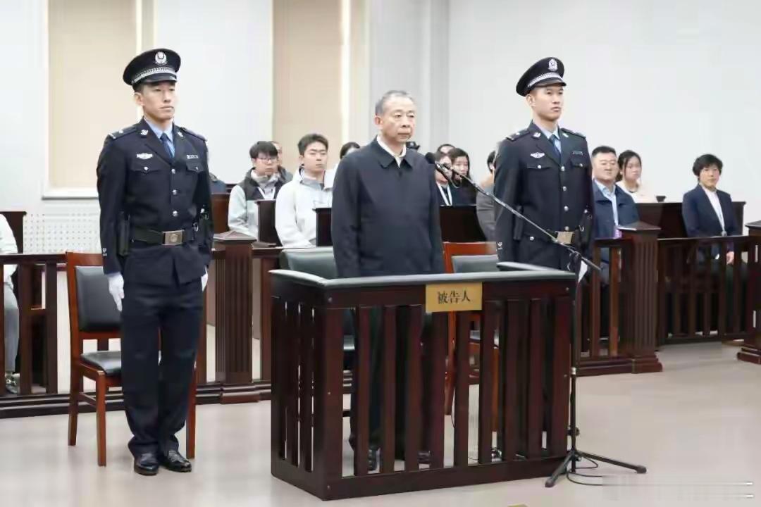 黑龙江省人大常委会原党组成员、副主任李显刚受贿、贪污案一审宣判2025年11月1