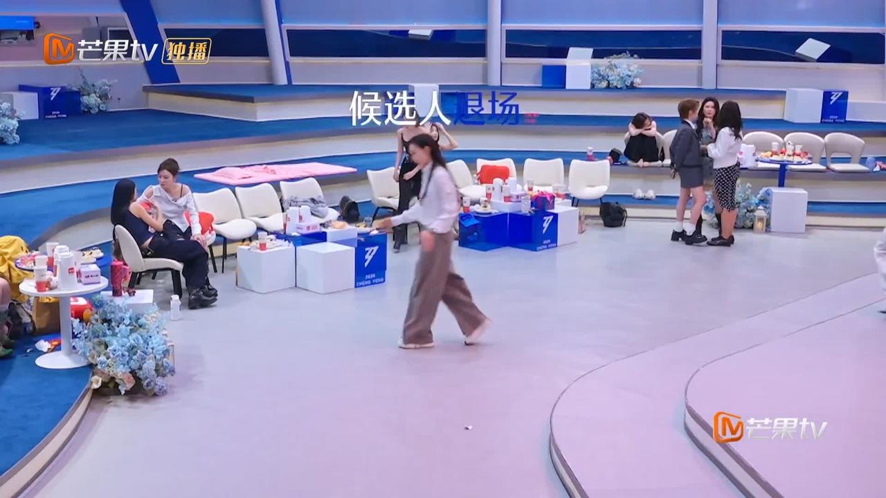 范玮琪提前认输退场，搞得曾沛慈不知所措，难道怕输得太难看。范玮琪和曾沛慈