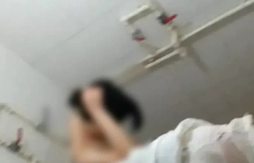 安徽安庆，女子准备脱衣服洗澡时，无意间看到窗台上有一个纸盒，随即令丈夫将其取下，