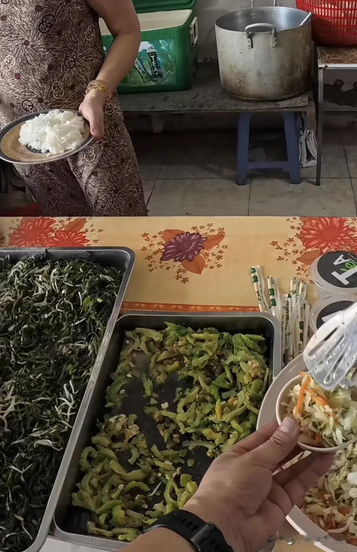 越南的快餐，怎么这么贵？星期天在上班，公司没有给中方人员准备餐食，只能自己搞定