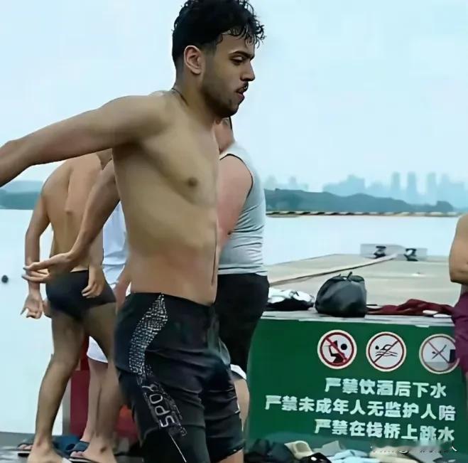 外籍游客无视禁令，武汉东湖当众脱衣野泳，装听不懂劝阻肆意破坏规则。近日，武汉网红