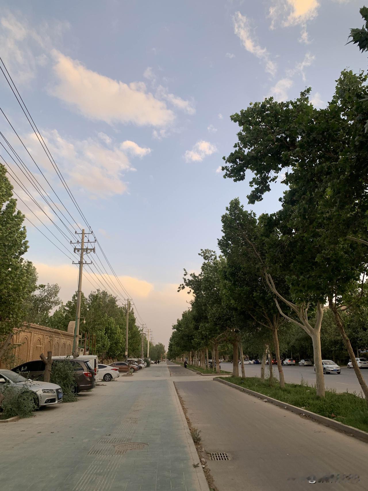 夜跑打卡，今天妥妥的6公里，每天晚上保持优良的锻炼习惯，夜跑，跑出健康，跑出人生