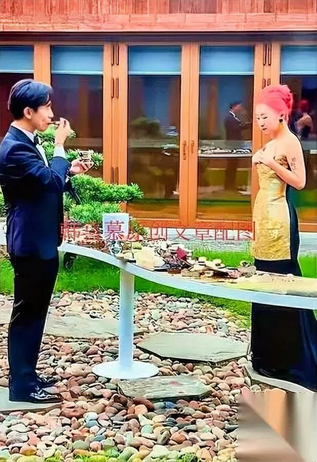 刘欢女儿结婚啦！婚礼现场曝光太意外刘一丝穿红裙染红发超亮眼，新郎西装革履