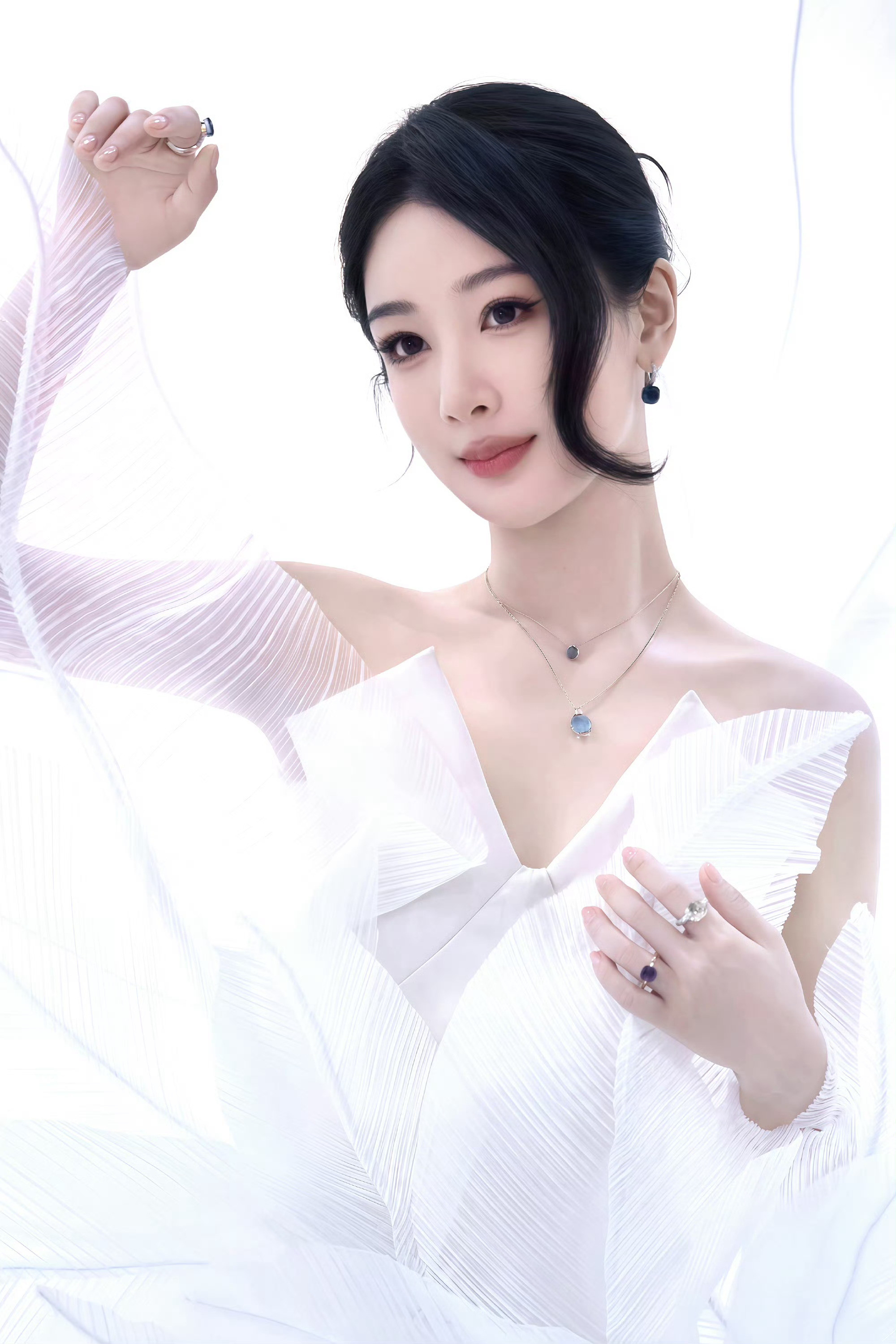 杨紫对世界抱有爱意和热忱，便会照亮孤单和茫然的人生段落。