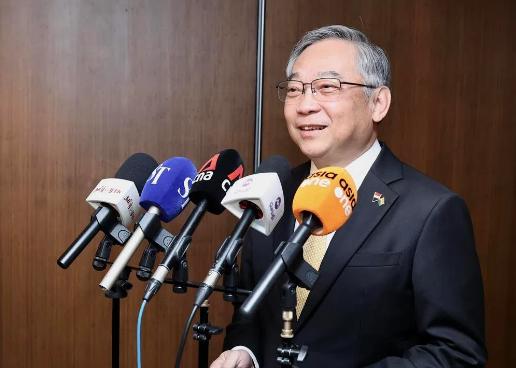 近期，新加坡总理接受采访的视频又火了。 8月20日，第四届印度—新