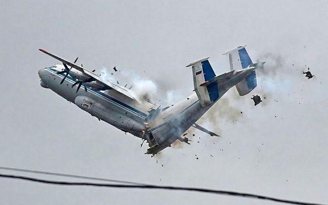 俄罗斯坠毁安22军用运输机机身断裂后的“最后一刻”其实第一张图也不是定格，只