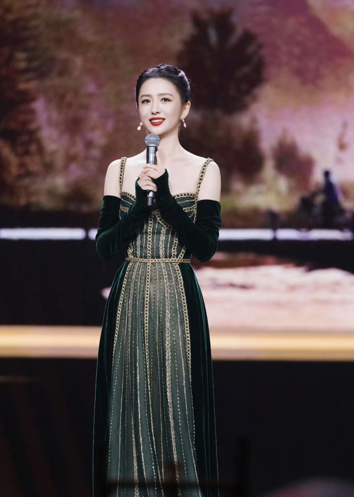 美貌与与理智与才华与善良并存[玫瑰]人见人爱，花见花开[比心]一袭吊带礼裙，勾勒