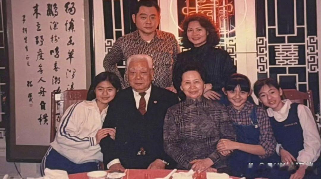 小S发文晒全家福17日，小S晒出徐家三姐妹与父母、爷爷奶奶的珍贵全家福。她表示爷