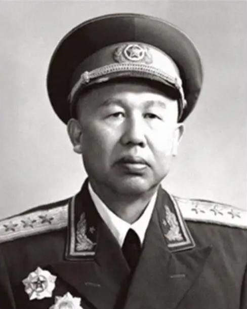 1974年，处境敏感的王平坐火车途经武汉，为避免给杨得志惹麻烦，打算到站不下车，