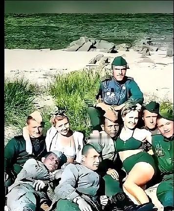 1945年苏联土兵攻入德国后。一群苏联士兵和二名德国妇女抱在一起的照片。