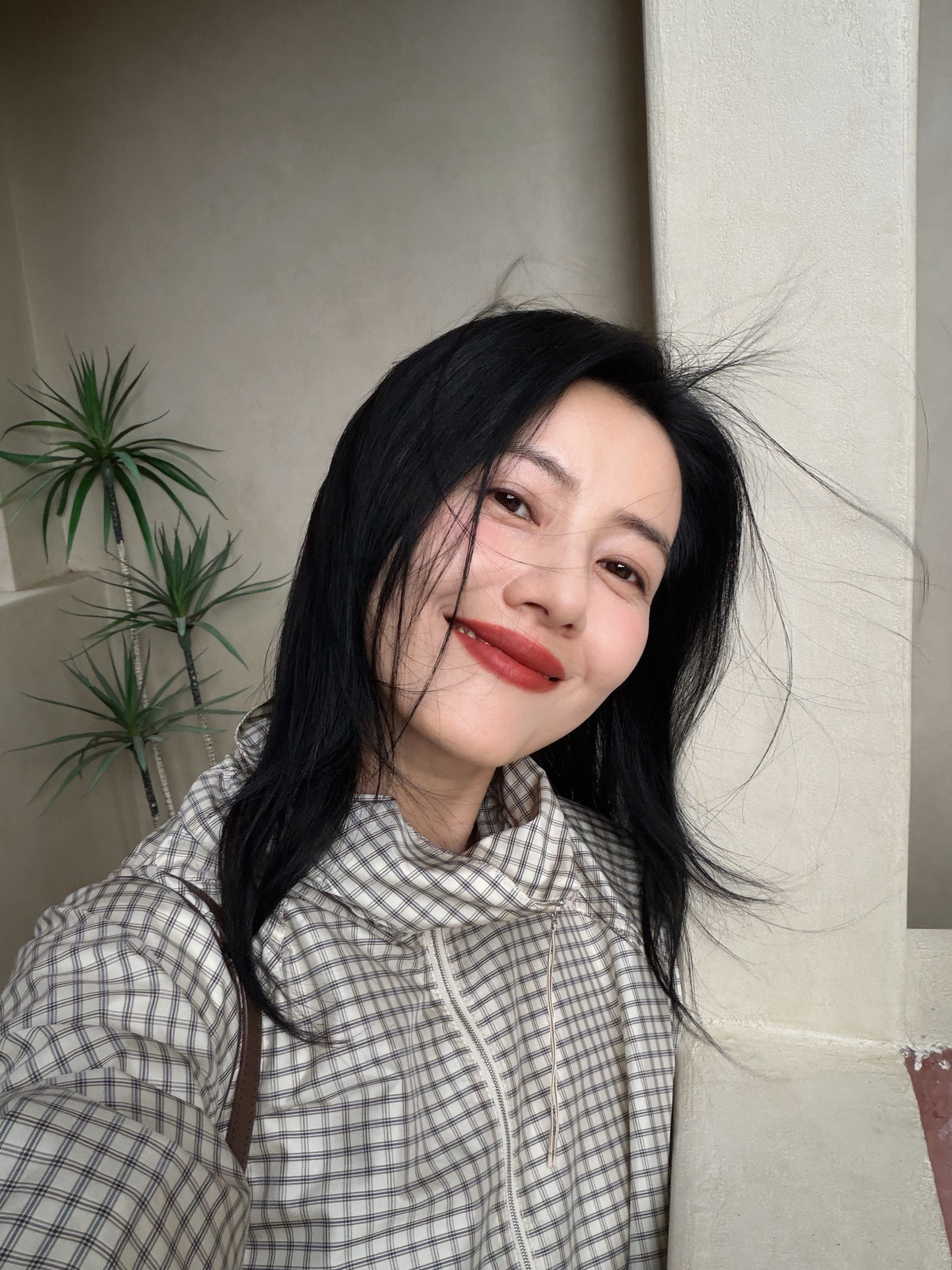 高圆圆我的头像又有了高圆圆好松弛的美丽高圆圆这组直拍太戳人！山水作背景，笑容干净