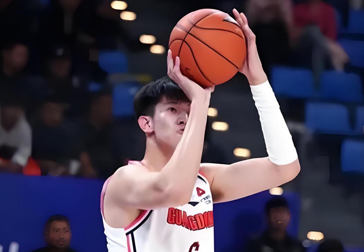 尴尬，2米07悍将成为广东队唯一没出场的球员，球迷：快申请离队！CBA常规赛第