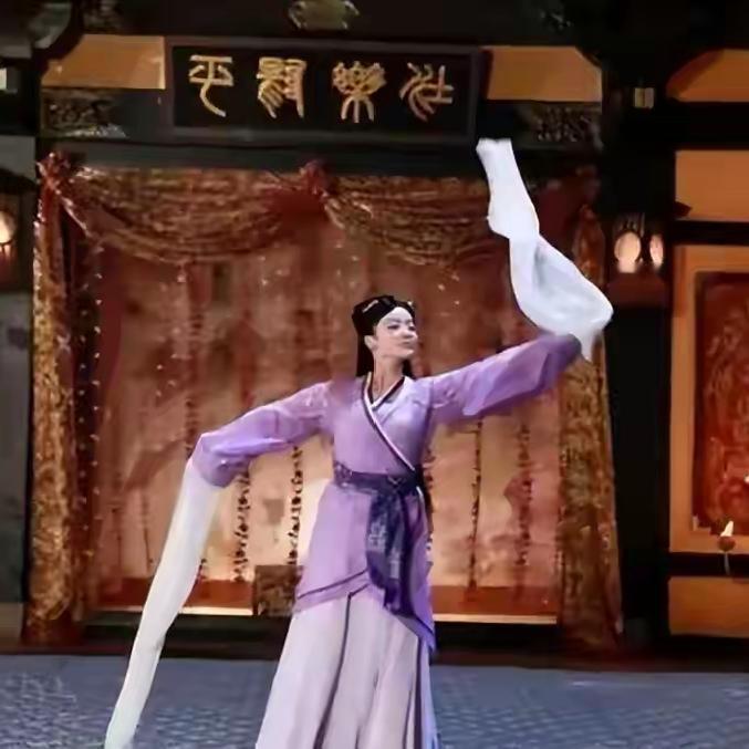 卫子夫封后当晚，刘彻屏退左右问：你比陈阿娇好在哪？烛火摇曳映着满殿红绸，卫子