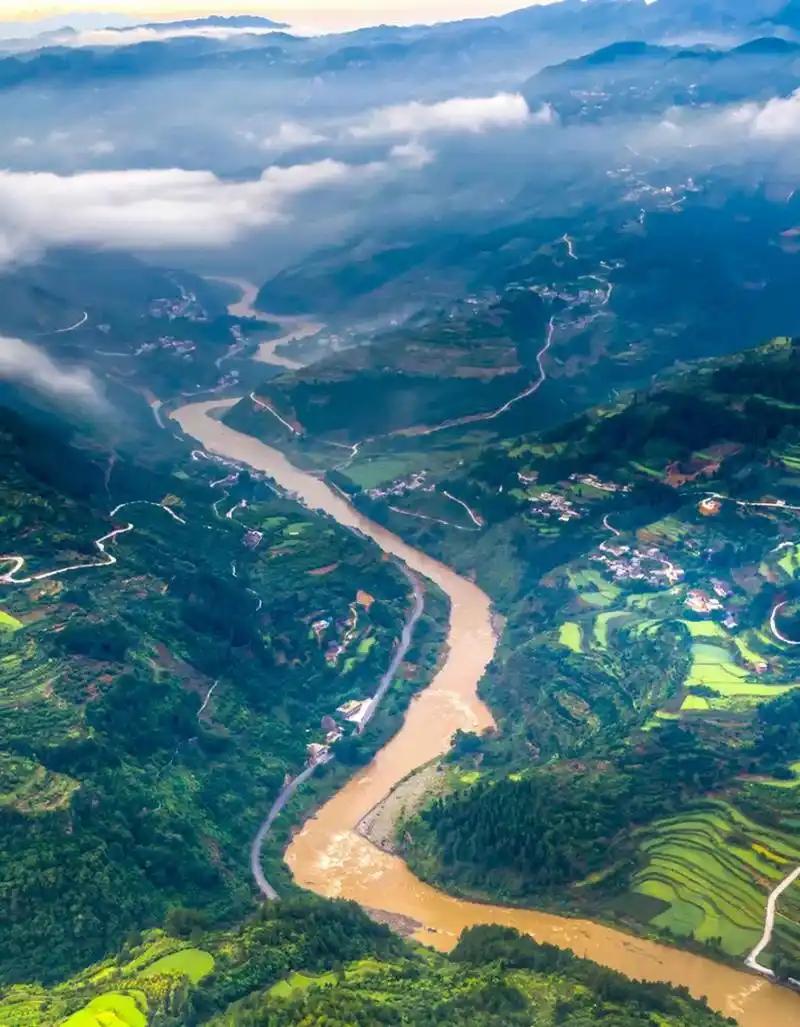 上联：高山不语拥千树我对下联是下联：大海高歌万波涌