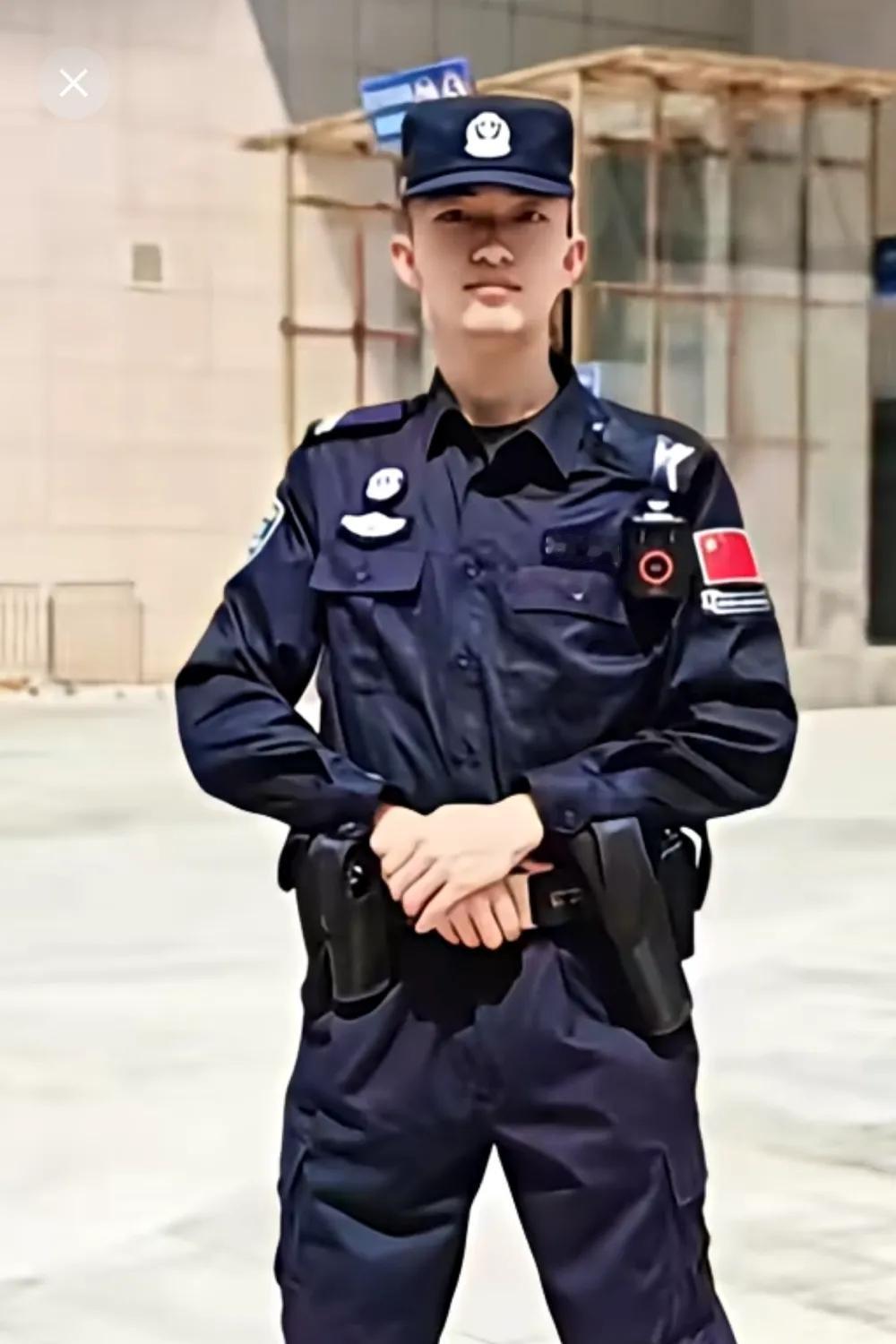这位小伙子在吉隆口岸值班时，因尼泊尔泥石流灾害中失联。他今年才26岁，阳光帅