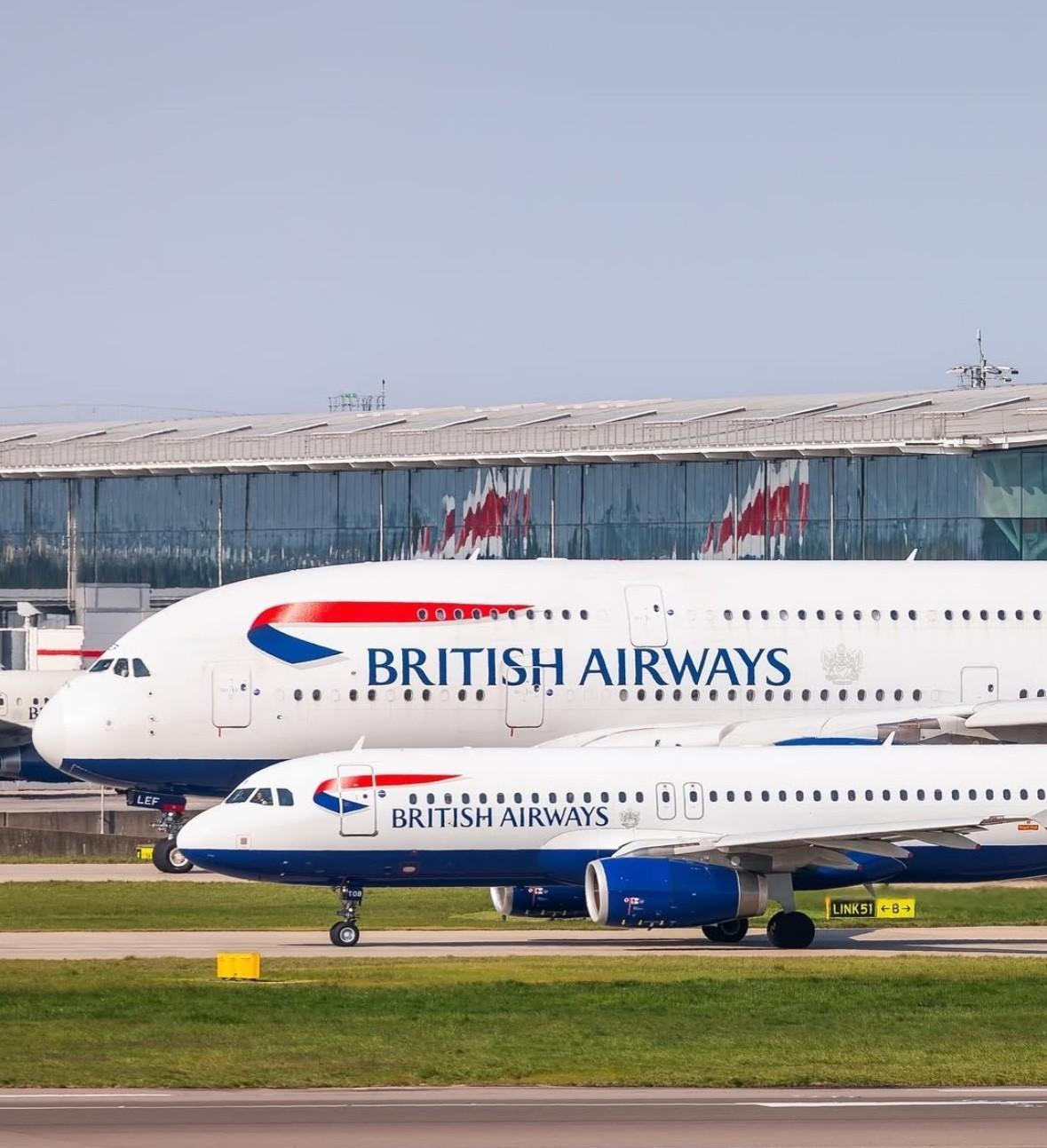 一大和一小英国航空的A380和A320正缓缓滑向希思罗机场的09R跑道，准备飞