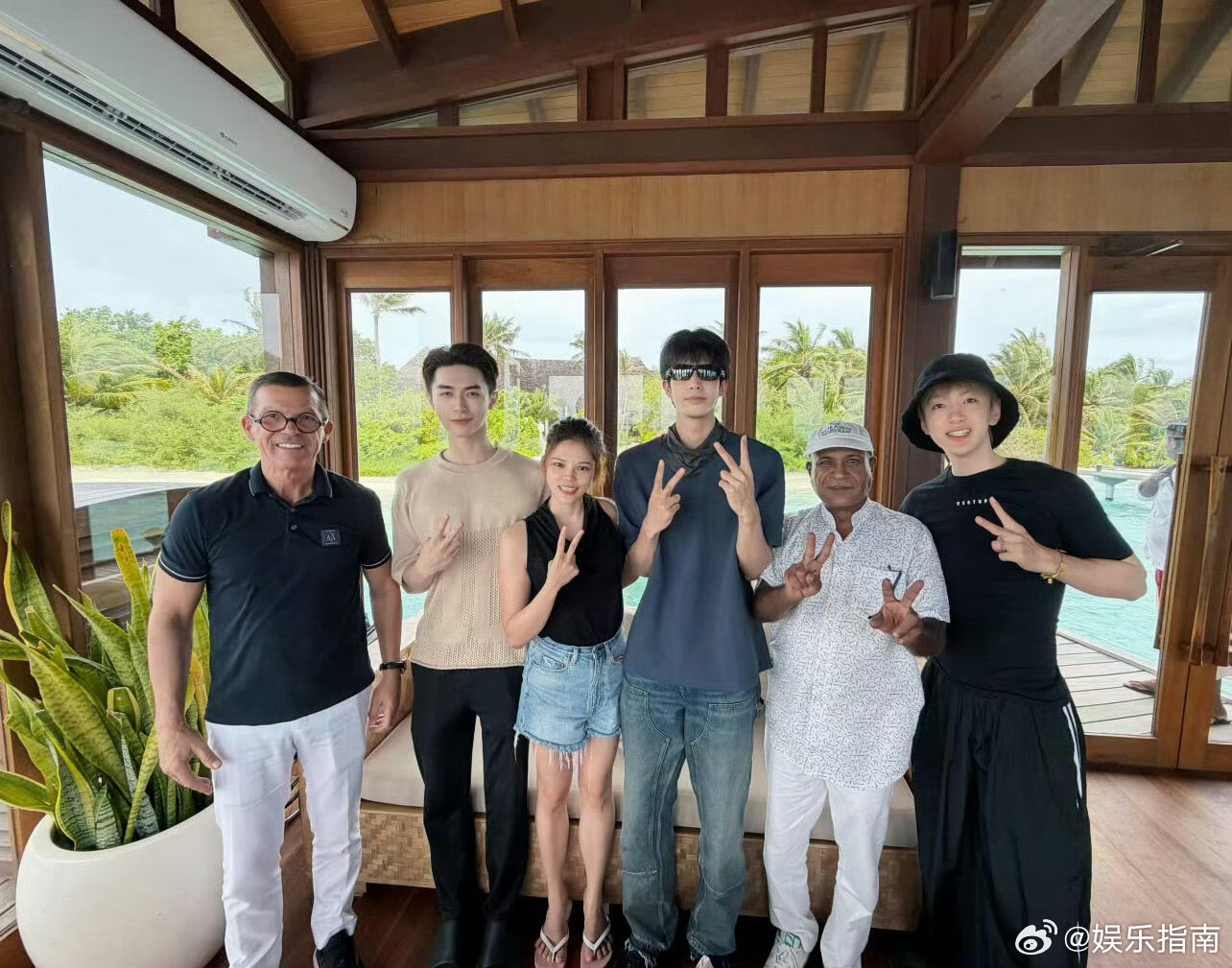 马代旅游社发的和与宋威龙的合照！素颜完全建模怪！