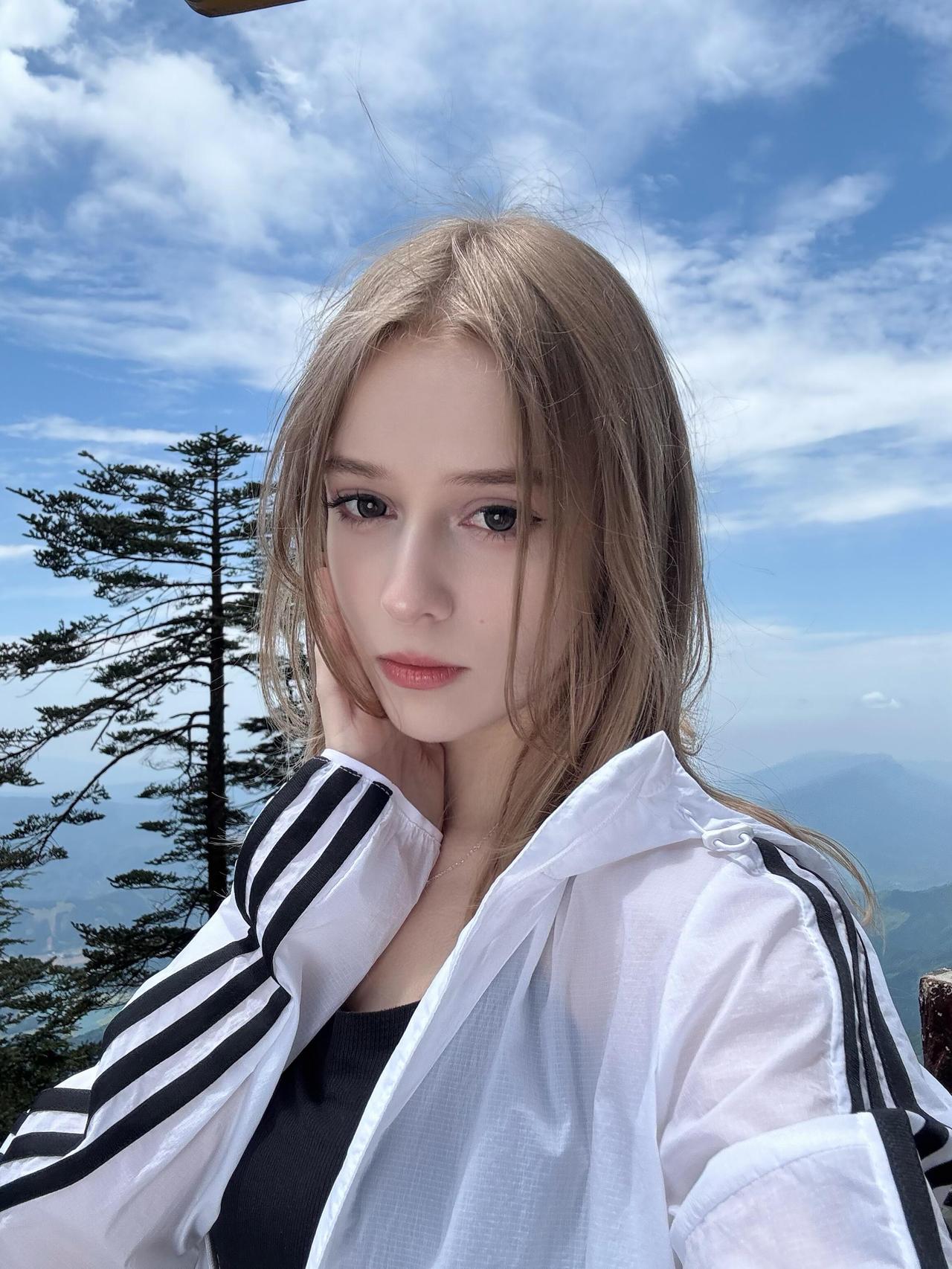 也许是因为俄罗斯美女太漂亮了吧，就连他这样的硬汉也招架不住！众所周知，俄罗斯