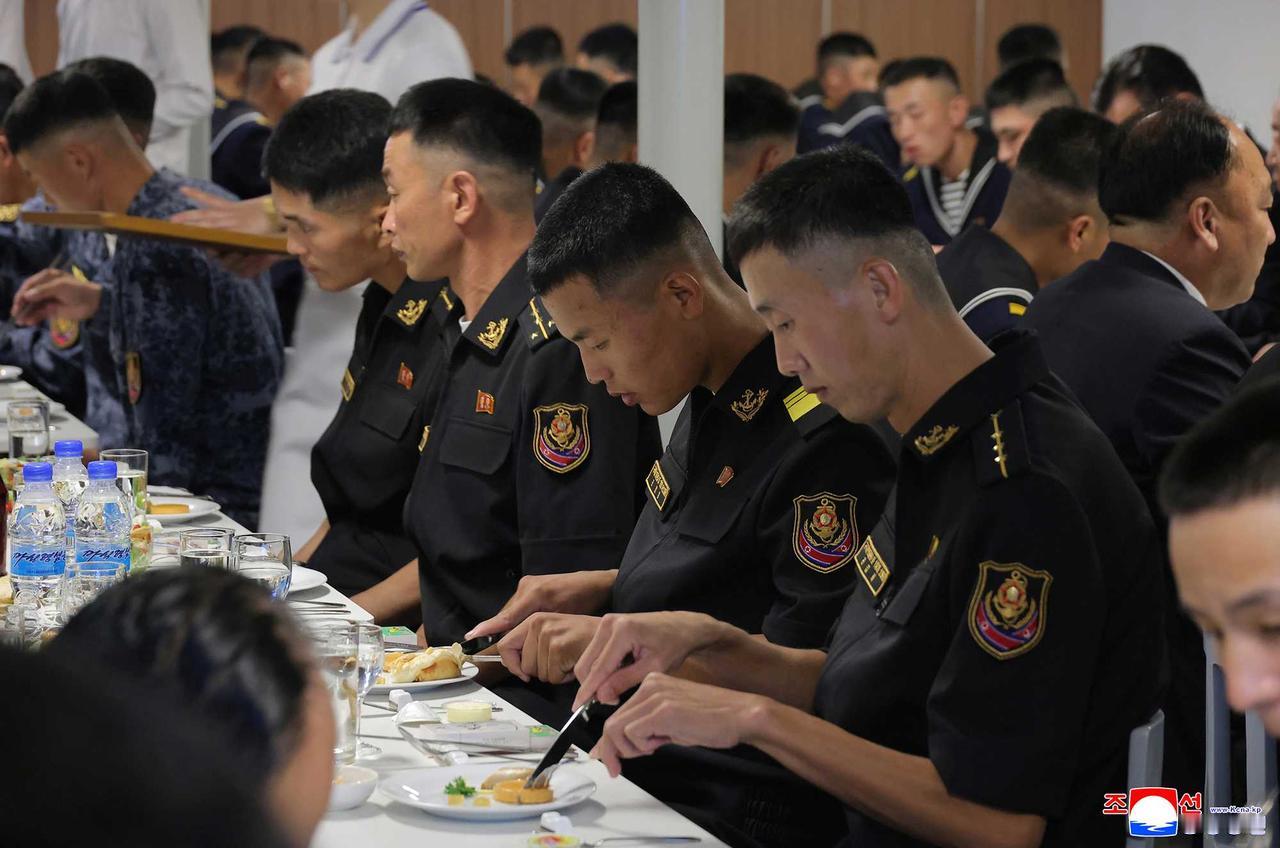 [呲牙笑]朝鲜海军是“土洋结合”啊，西餐刀叉也有（图1~2），泡菜大酱也吃（图3