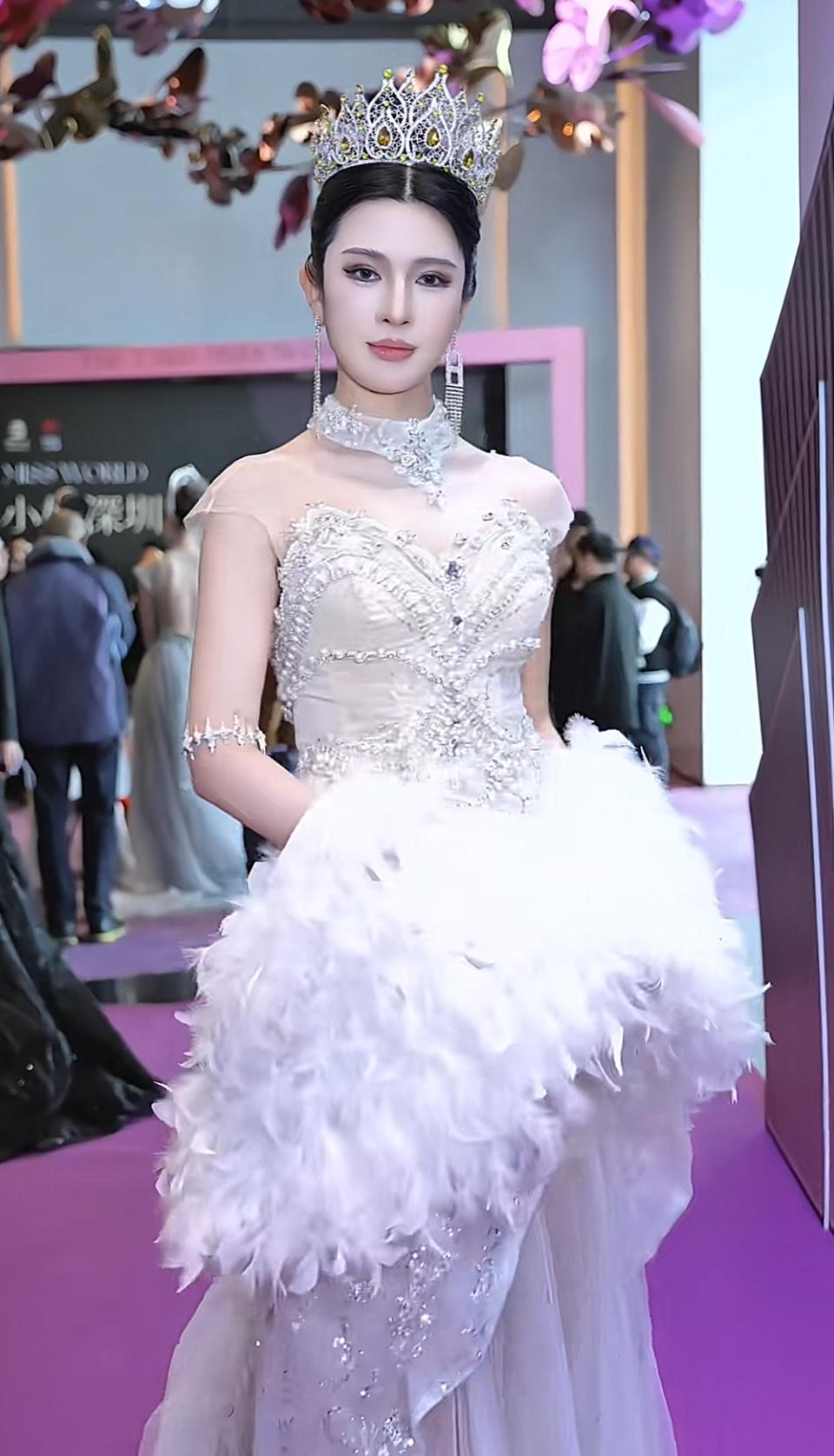 梦幻公主风，闪耀的羽毛礼服，优雅的王冠，童话般的婚礼现场。