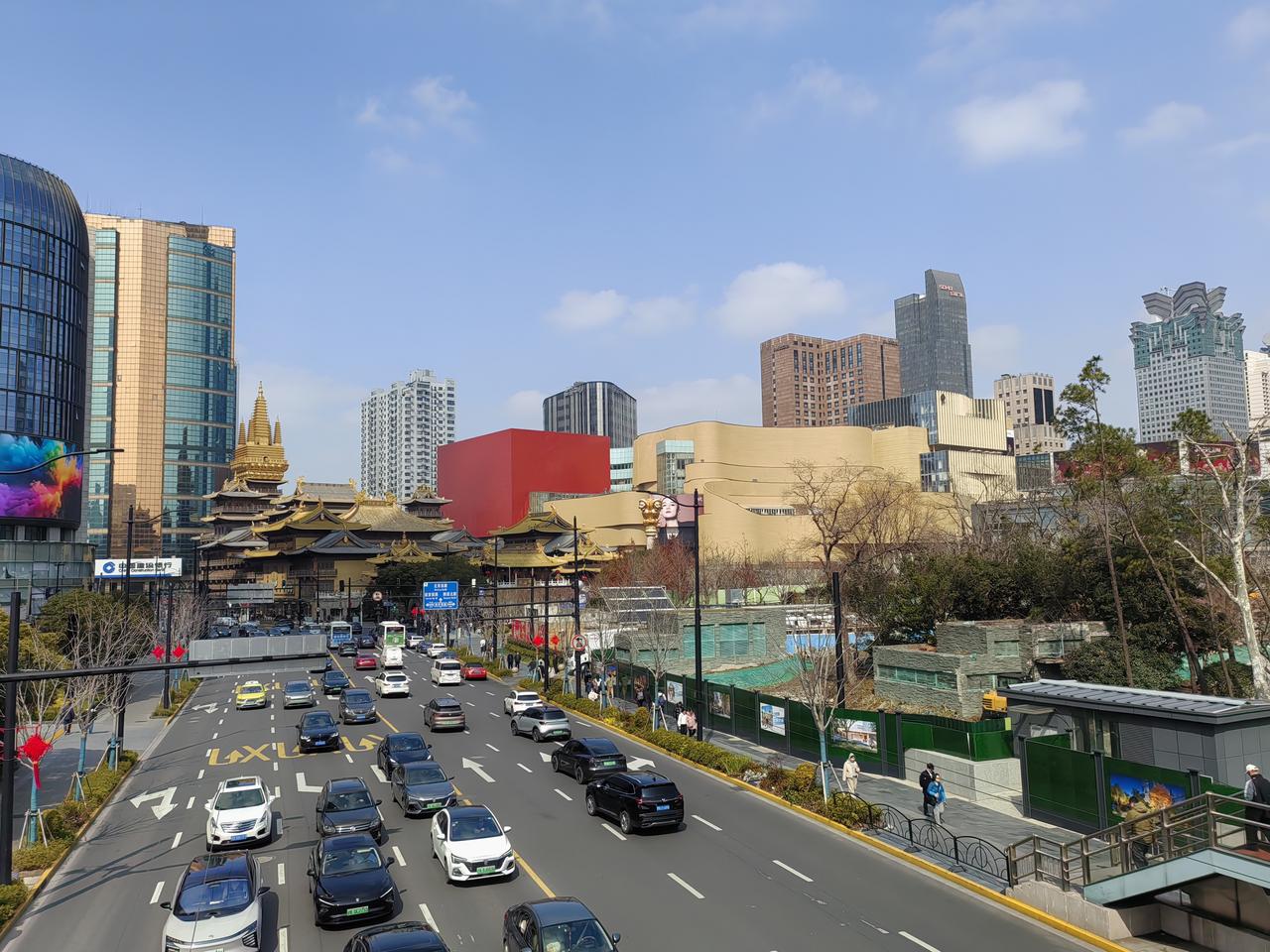 根据我国目前的财力，目前尚做不到国家来养活公立医院，我国财政力所能及的只是对公立