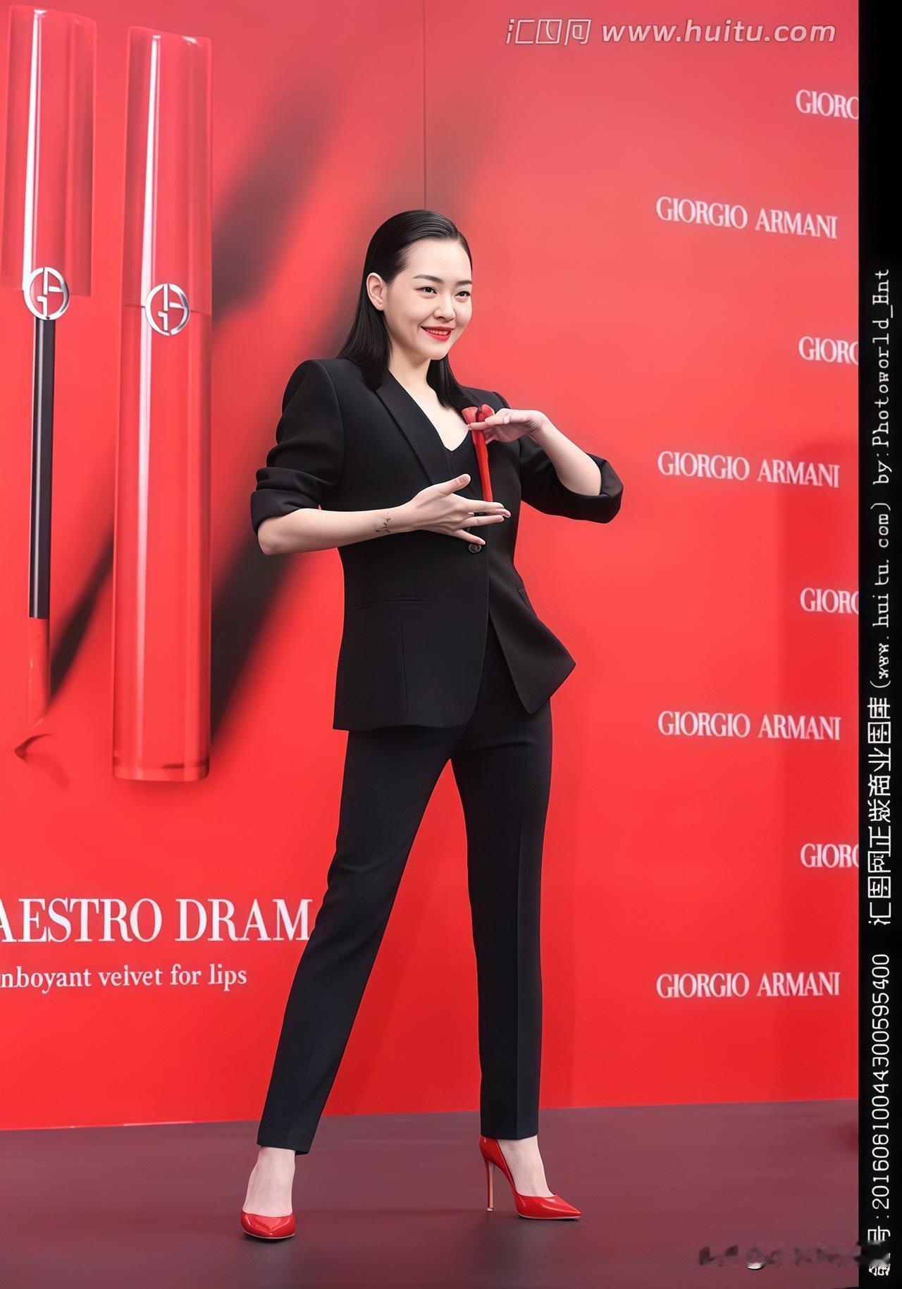 一个人下意识的动作是骗不了人的看小s的动作就知道她已经走出痛苦，自信营