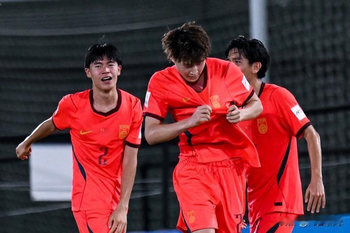 德转宣！U17国少队国脚张伯霖正式加盟湖北青年星，将代表球队参加中乙联赛。此前，