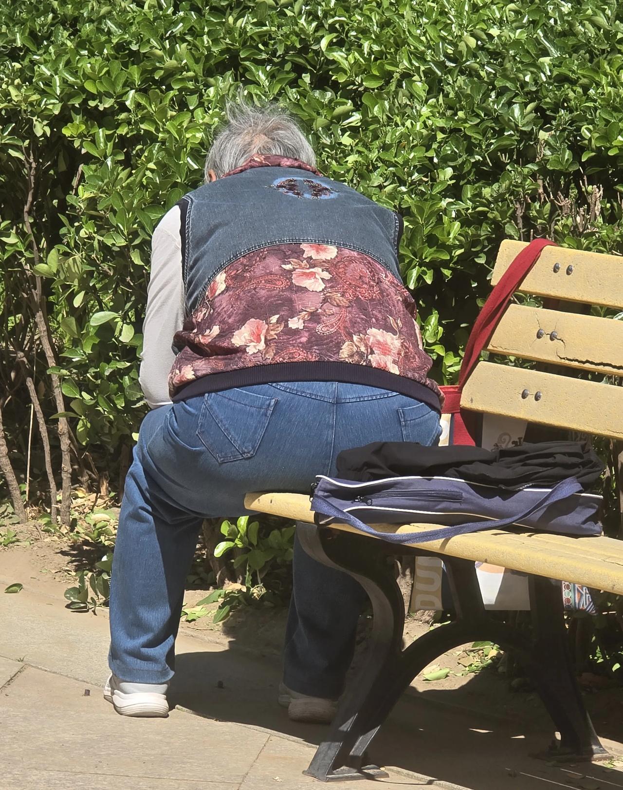 晒背，晒背，还是晒背难道老年人都活成了“晒背人生”？小区公园每一个排椅上都