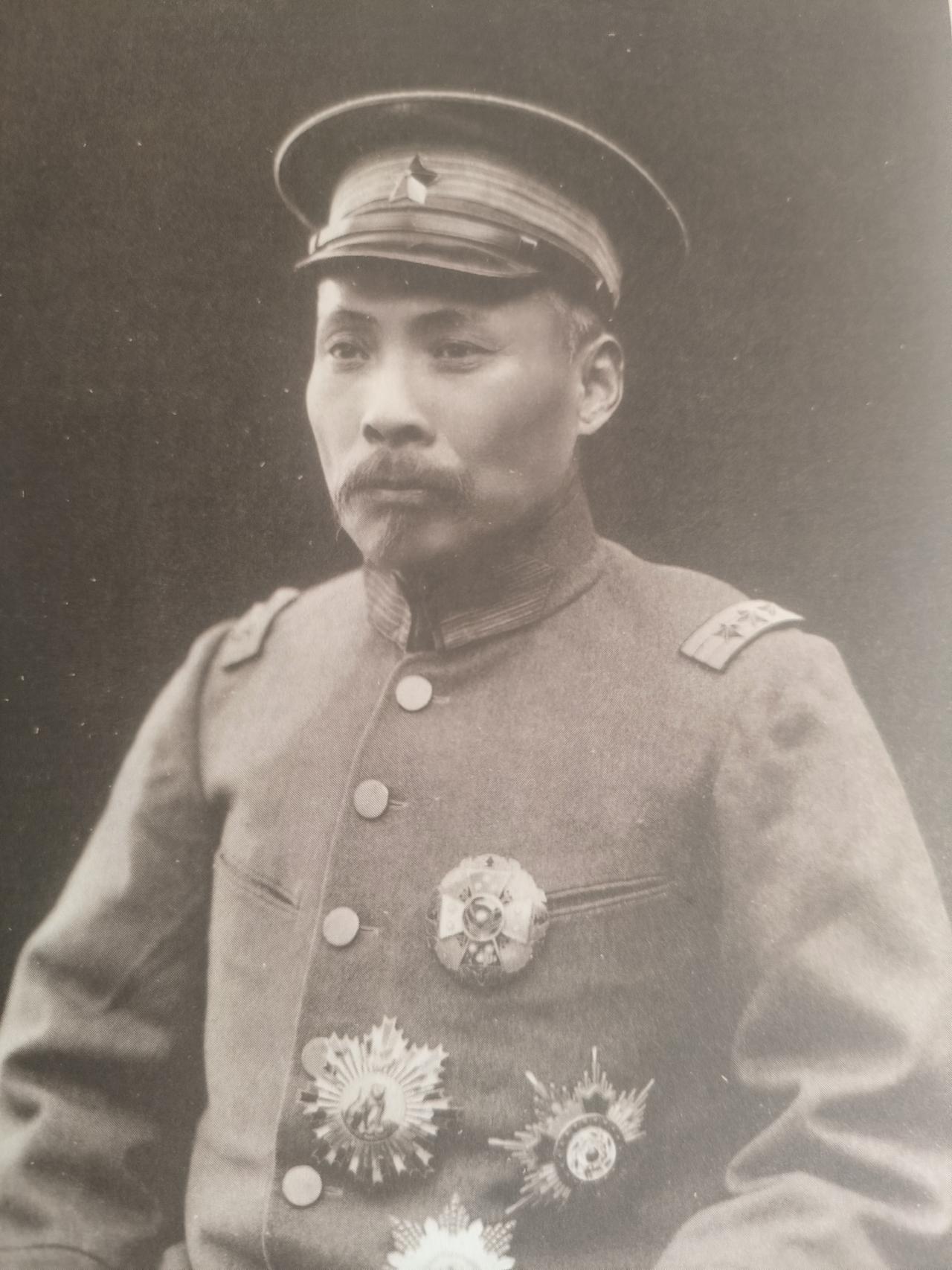 大总统黎元洪13继任总统之位1916年6月6日，袁世凯病亡。按约法与
