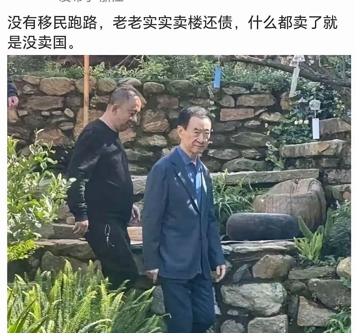 老王曾经是军人吧，还是不一样的[微笑]