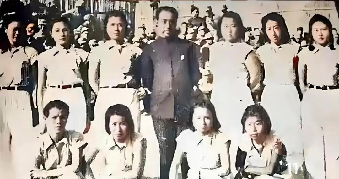 与戴笠合影的十名女学员，都在抗战中，英勇殉国。
