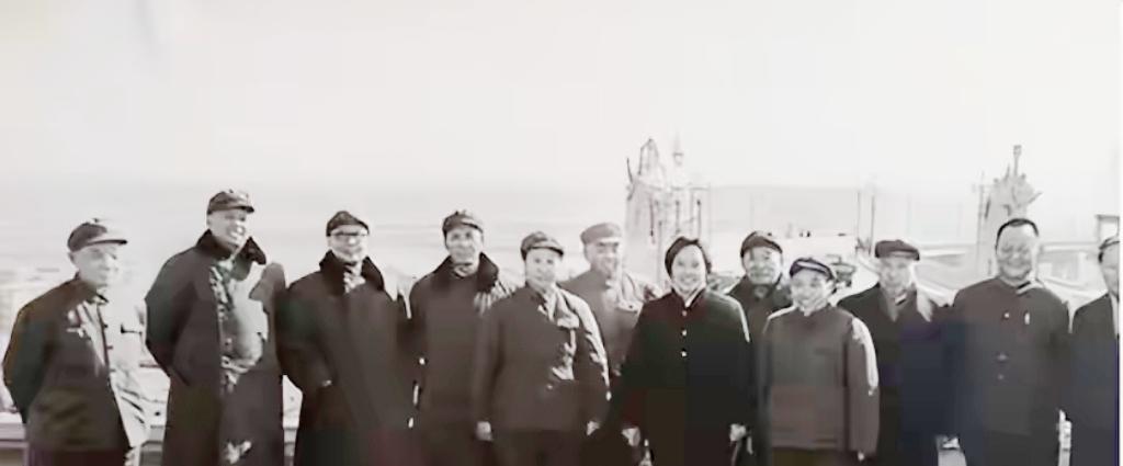 1973年12月，八大军区对调后，新任南京军区司令员丁盛将军（左四）和原南京军区