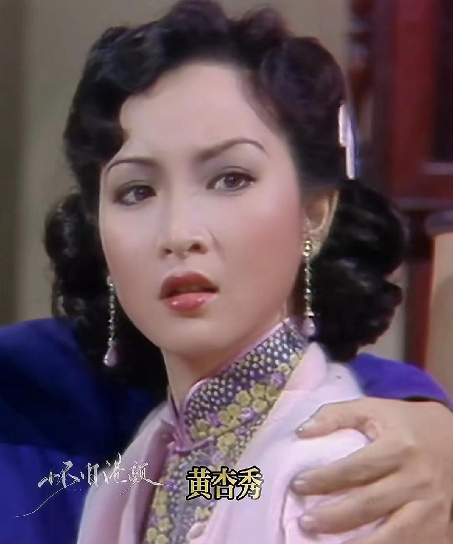 提起黄杏秀，那可是不少人心中“古装扮相最美”的港星！她轮廓柔和，兼具大气与娇俏，