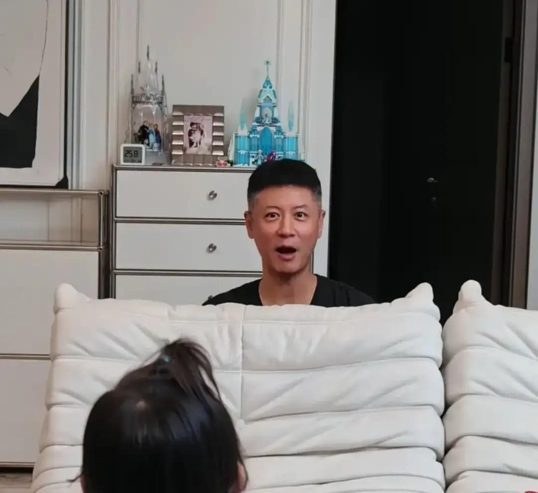 光靠任重一个人在寒冬期的影视圈里接戏，要养活定居在重庆的一家人，还得为马上降生的二胎备好奶粉钱，这肩