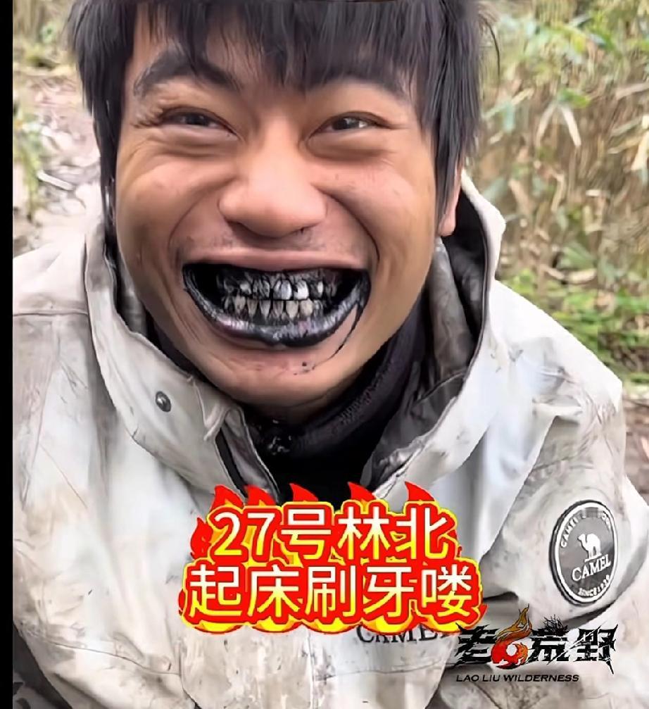 听说这小伙子还有一个谈了5年的女朋友，等到小伙子回去的时候，女朋友先说别挨我，先