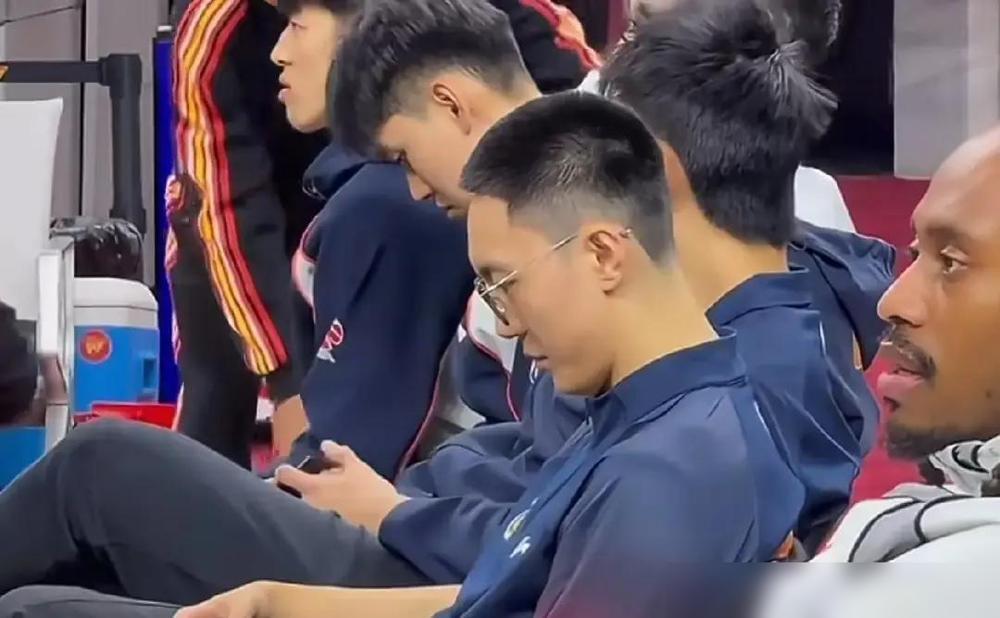 他们准备放弃第二阶段。消息刚出，训练馆里静得可怕。朱芳雨拍着桌子定调：“我们要健