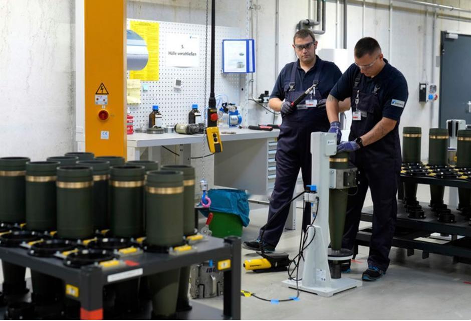 震撼！德国2万发军用弹药深夜失窃，司机违规睡酒店致无人看管12月1日德媒披