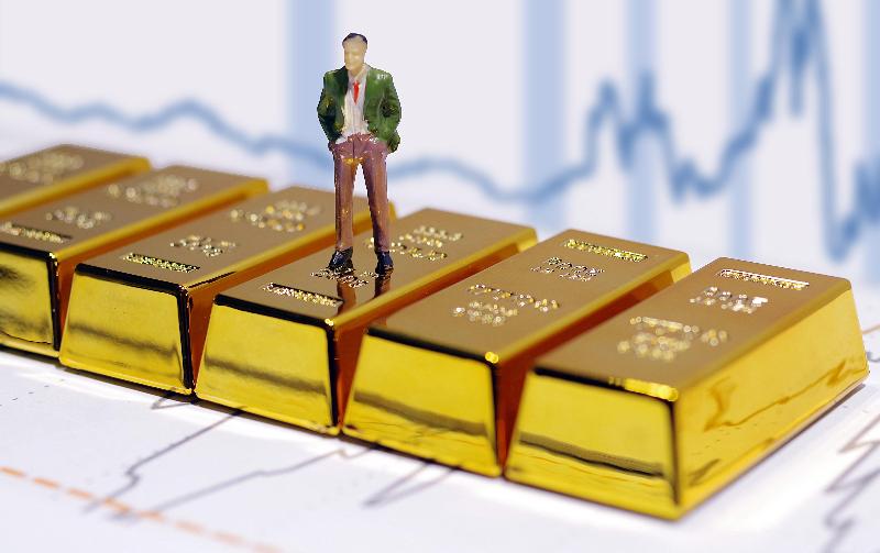 黄金涨的这么疯狂，最通俗易懂的一句话就是，不是黄金在涨，而是纸币能买到的黄金越来