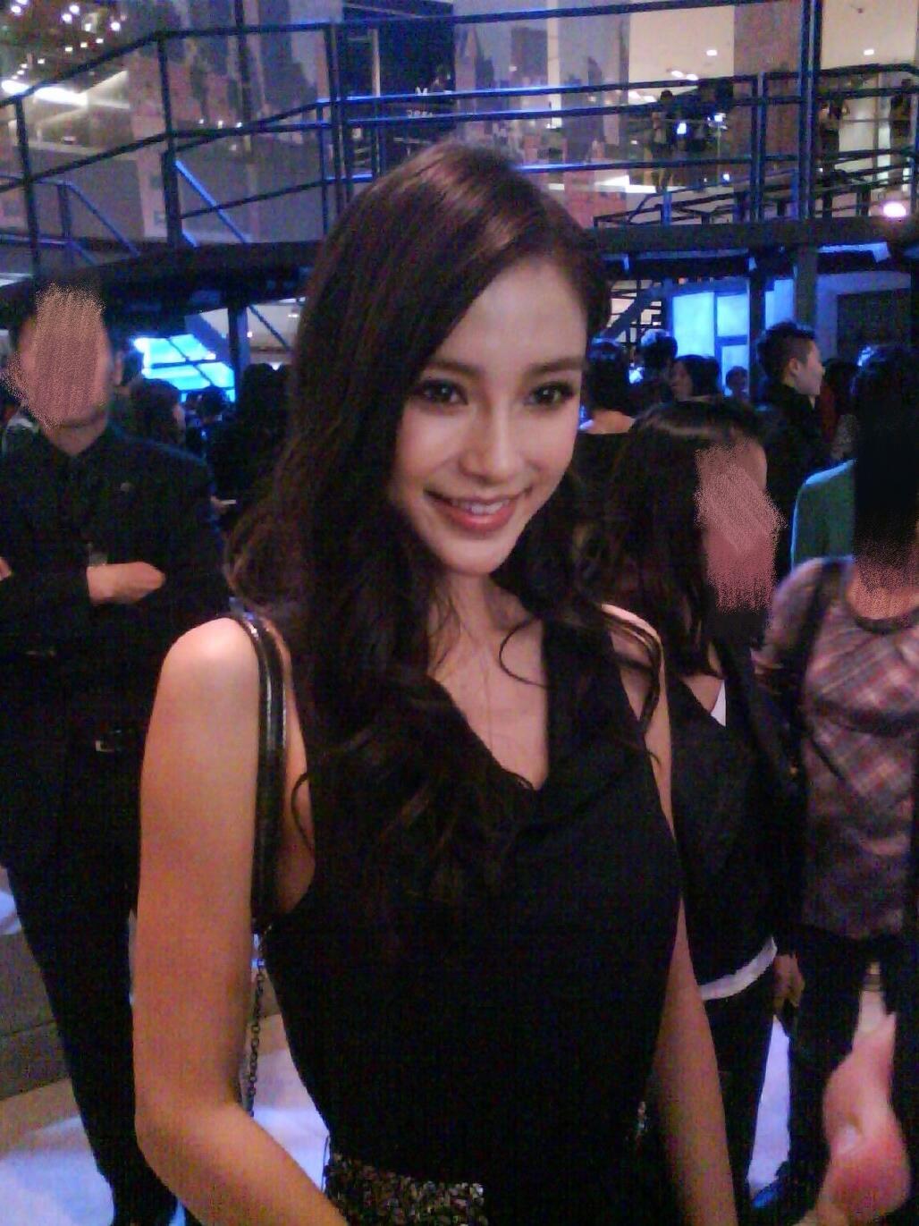 我看到baby早年这些生图第一反应是好窄的眼后留白….