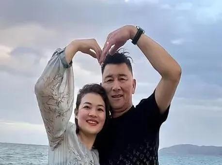 上海玉石大王朱平安经历坐牢后凭借玉石生意成为亿万富豪，并与小35岁的山东美女韩闽