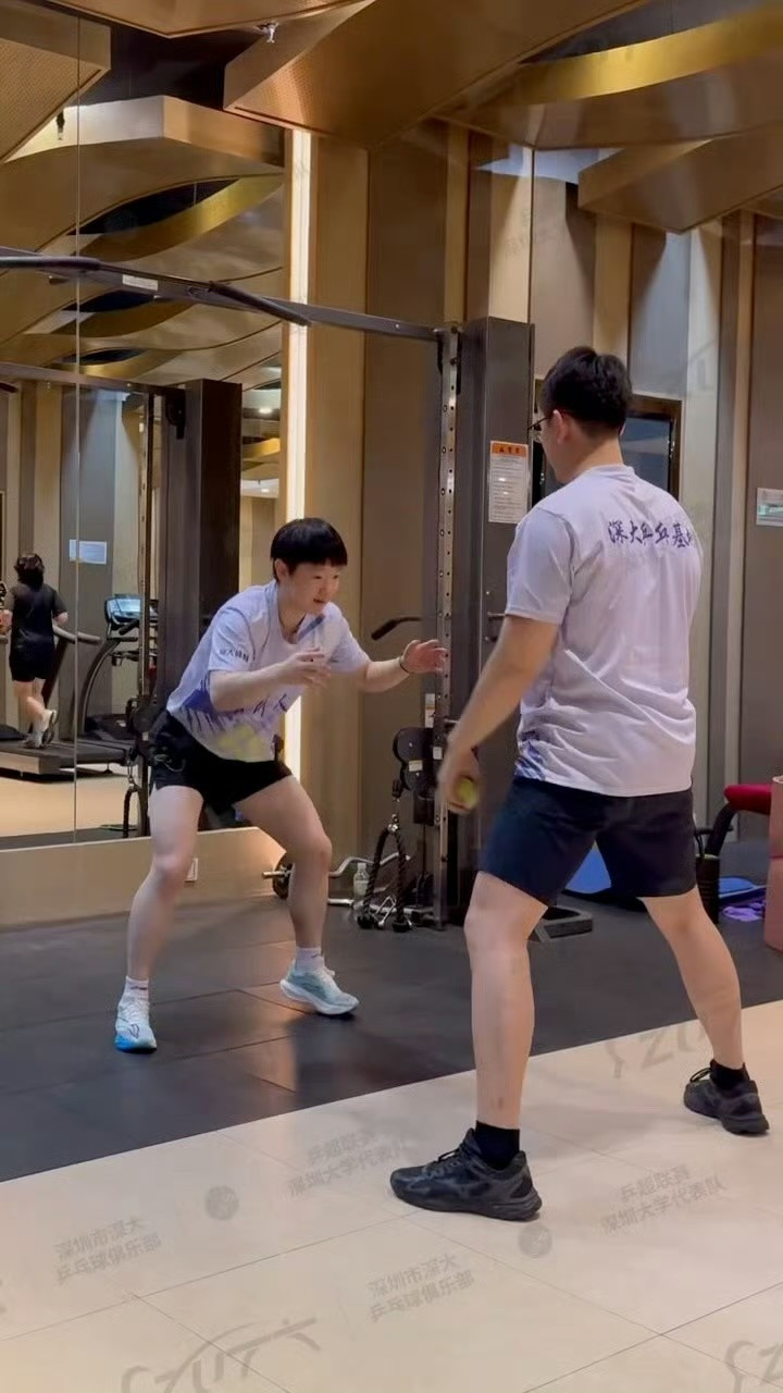 孙颖莎不信邪喊再来一次孙颖莎这反应能力训练，莎莎有点可爱呀！