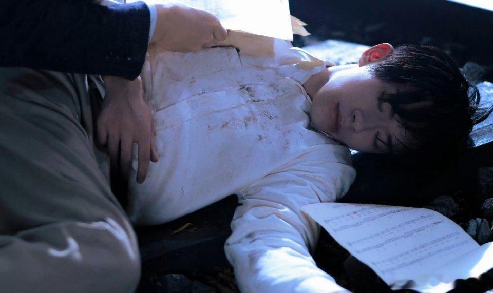 给易烊千玺化特效妆的化妆师夸易烊千玺：“遇到最敬业最配合的演员，没有之一。”这